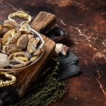 Japon_garlic-white-wine-shells-clams-vongole-in-a-skillet-with-herbs